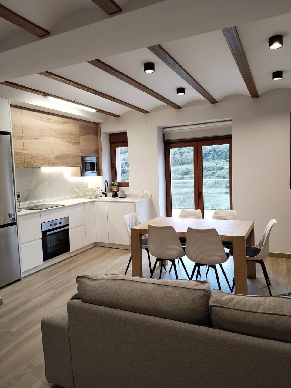Kitchen or kitchenette, Living room, Seating area, Dining area, dishwasher, oven, pet friendly, stove