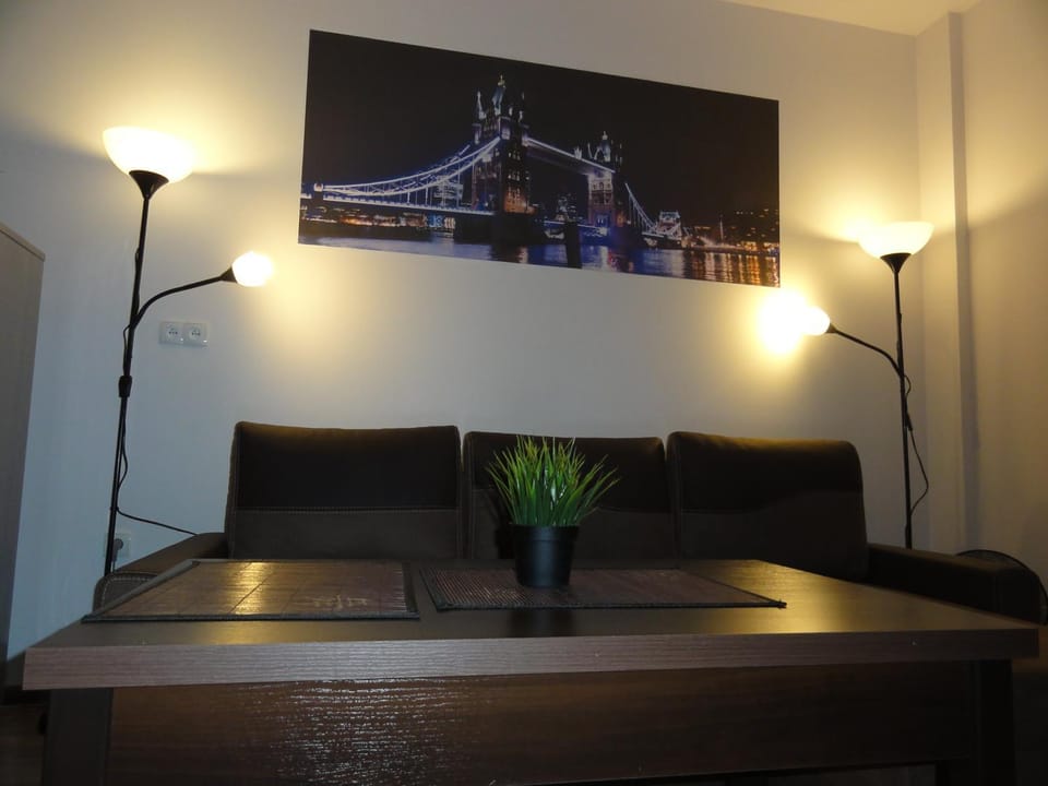 Bed, Living room, Photo of the whole room, Decorative detail, Seating area, On site