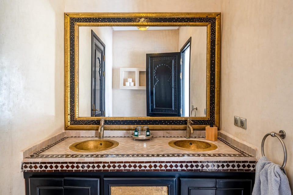 Exclusive Marrakech Palace Villa 6 Luxury Suites, Private Pool, Full Privacy, Breakfast Villa in Marrakesh-Safi