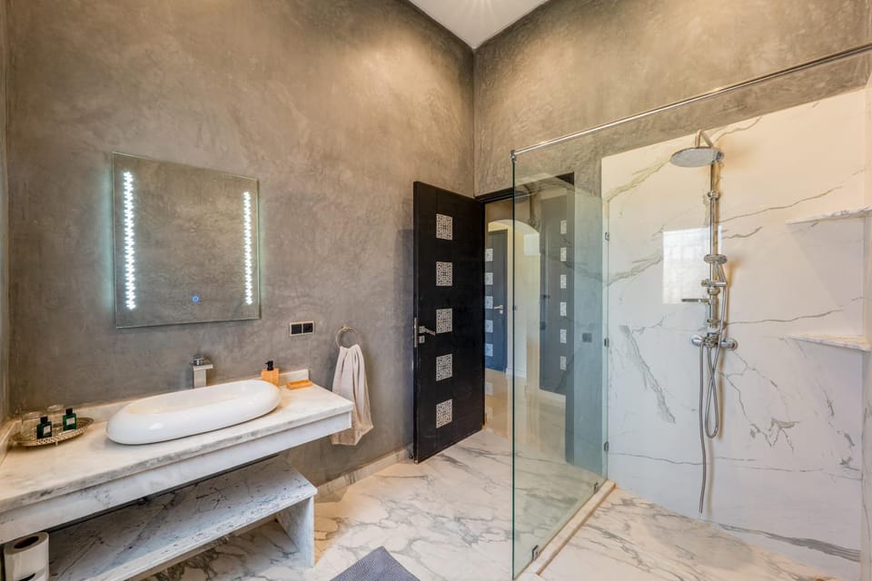 Exclusive Marrakech Palace Villa 6 Luxury Suites, Private Pool, Full Privacy, Breakfast Villa in Marrakesh-Safi