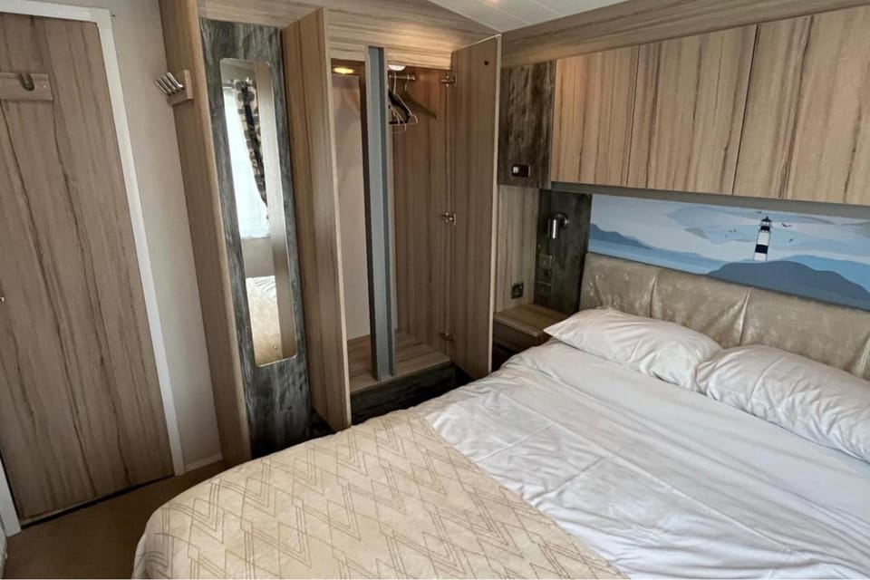 Silver-grade Mobile - Sleeps 6 - Dogs Welcome House in Caister-on-Sea