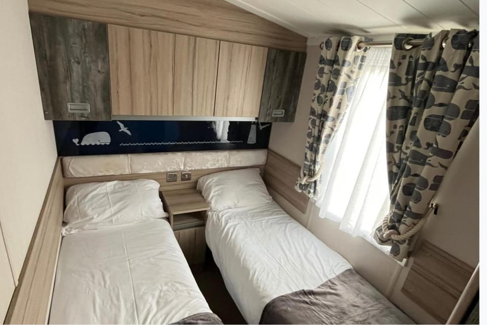 Silver-grade Mobile - Sleeps 6 - Dogs Welcome House in Caister-on-Sea