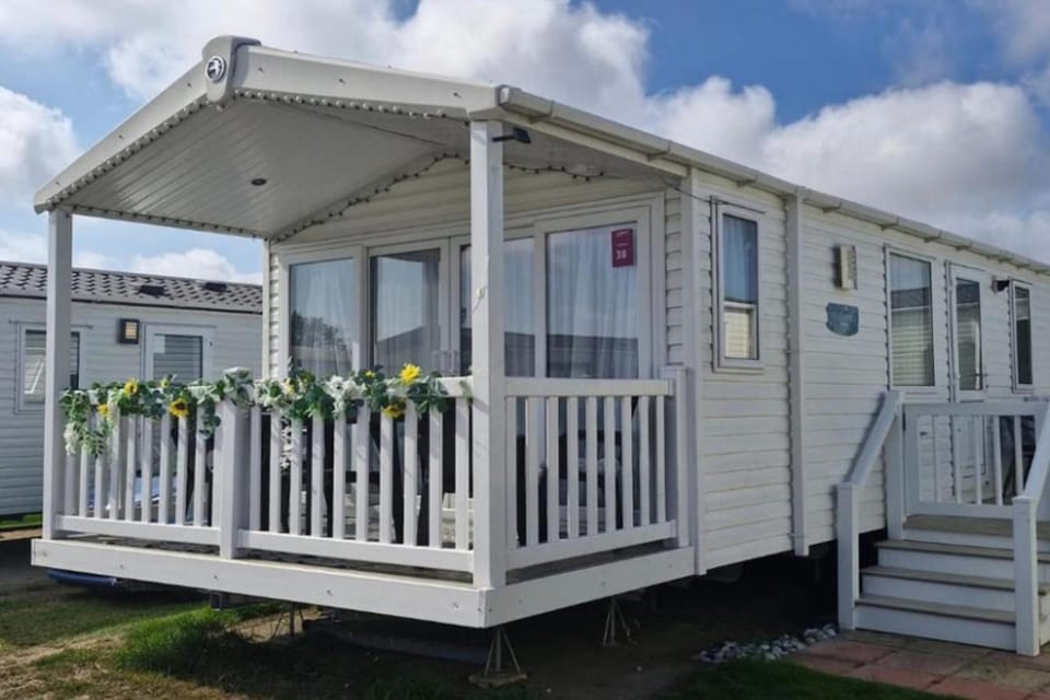 Silver-grade Mobile - Sleeps 6 - Dogs Welcome House in Caister-on-Sea