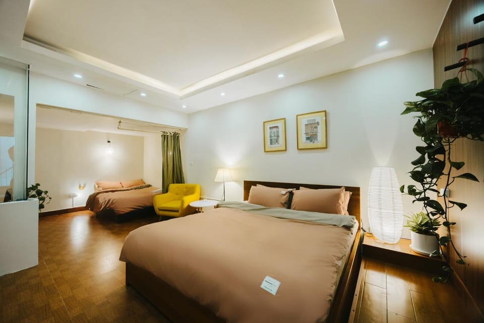 Bed, Seating area, Bedroom