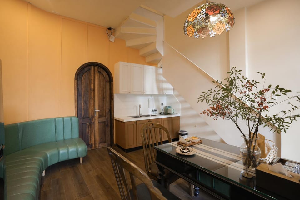 Kitchen or kitchenette, Living room, Seating area, Dining area