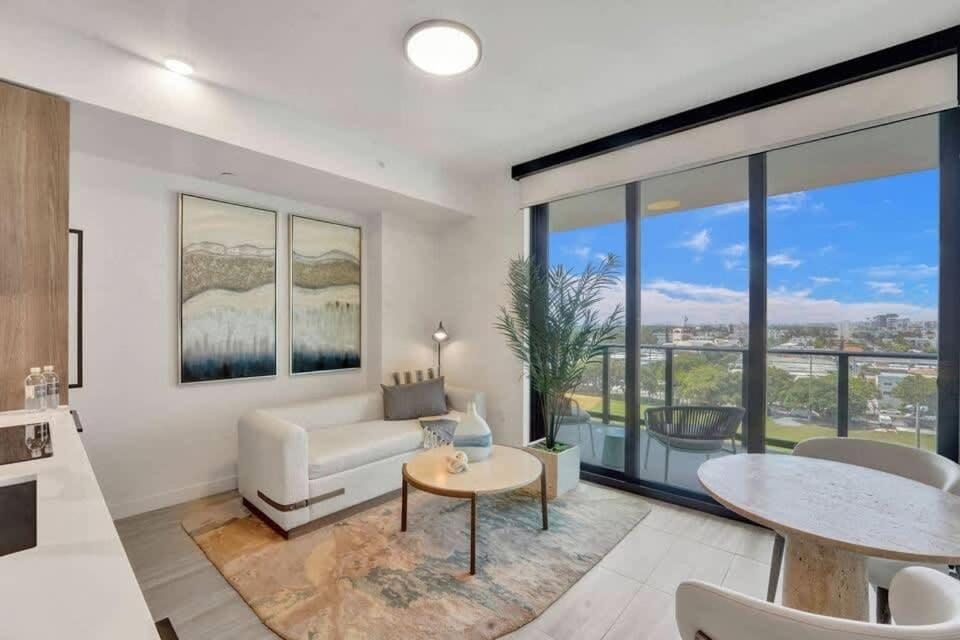 Ocean View 1BR with Balcony Pool & Gym Near Beach House in Miami Beach