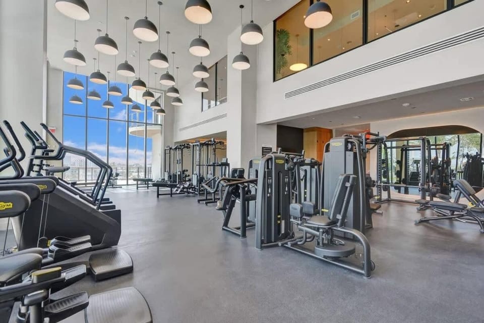 Ocean View 1BR with Balcony Pool & Gym Near Beach House in Miami Beach