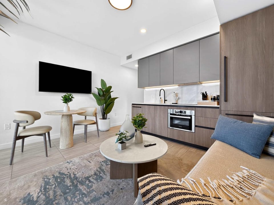 Ocean View 1BR with Balcony Pool & Gym Near Beach House in Miami Beach