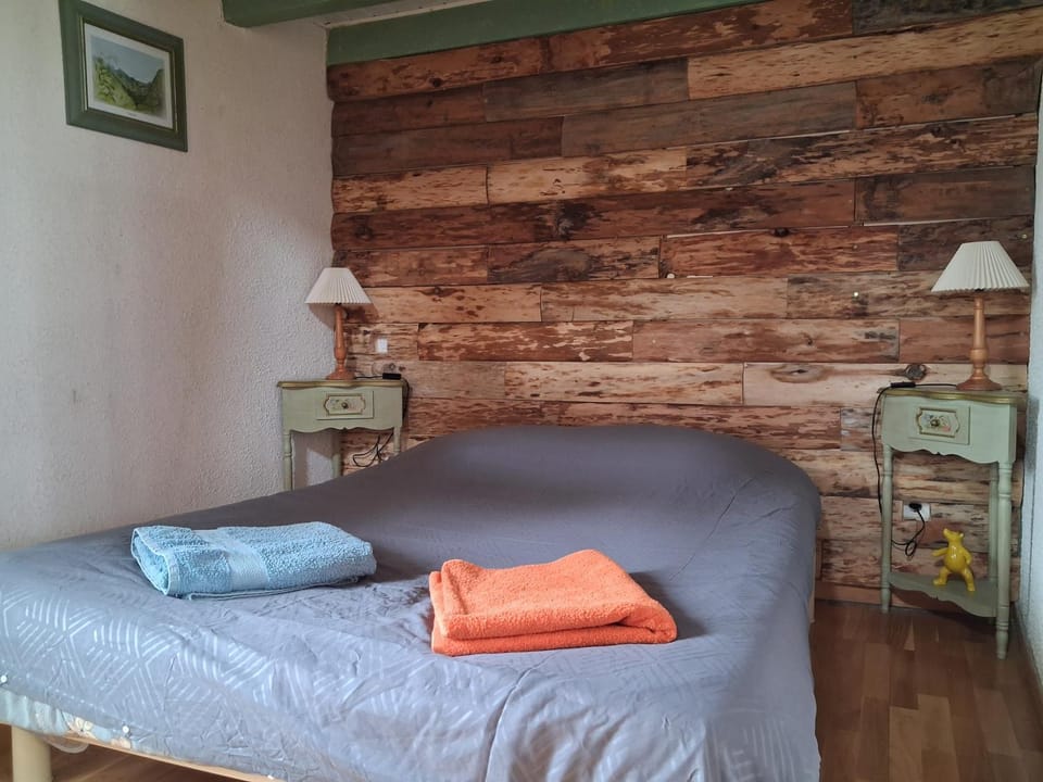 Bed, Photo of the whole room, Bedroom, towels