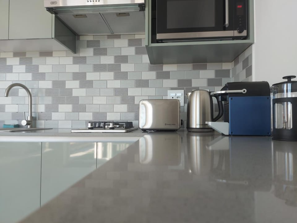 Coffee/tea facilities, stove, toaster