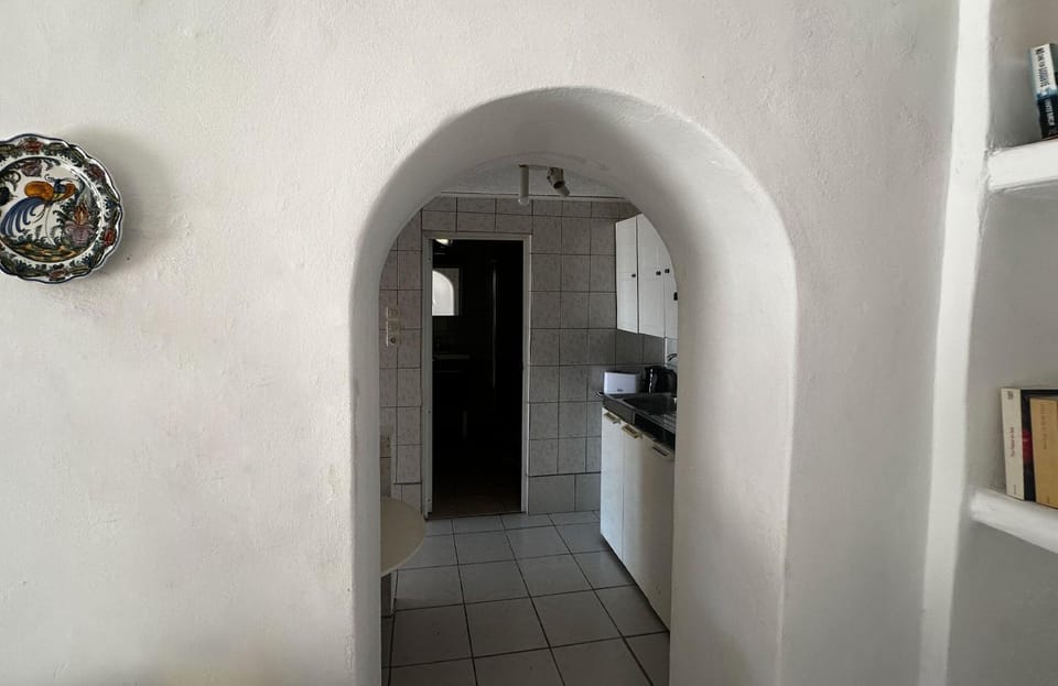 Kitchen or kitchenette, minibar