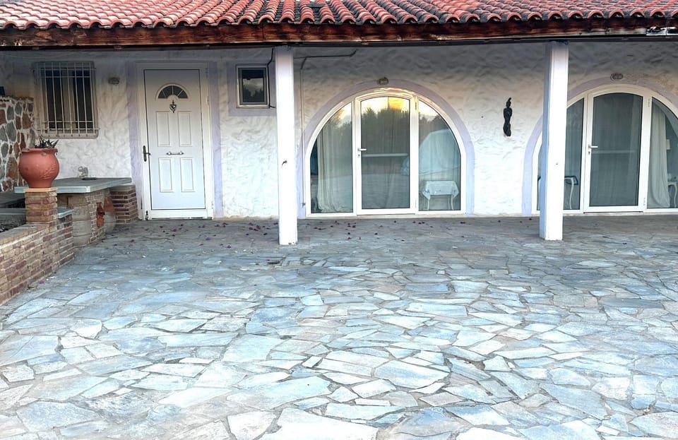 Property building, Patio, Facade/entrance, Day