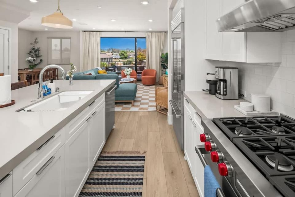 3 Minute Walk to Beach 4 Bedroom Home House in Carlsbad