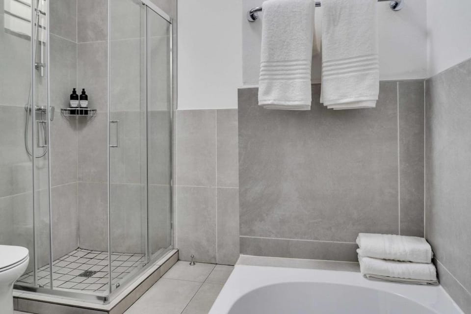 Shower, Toilet, Bathroom, towels
