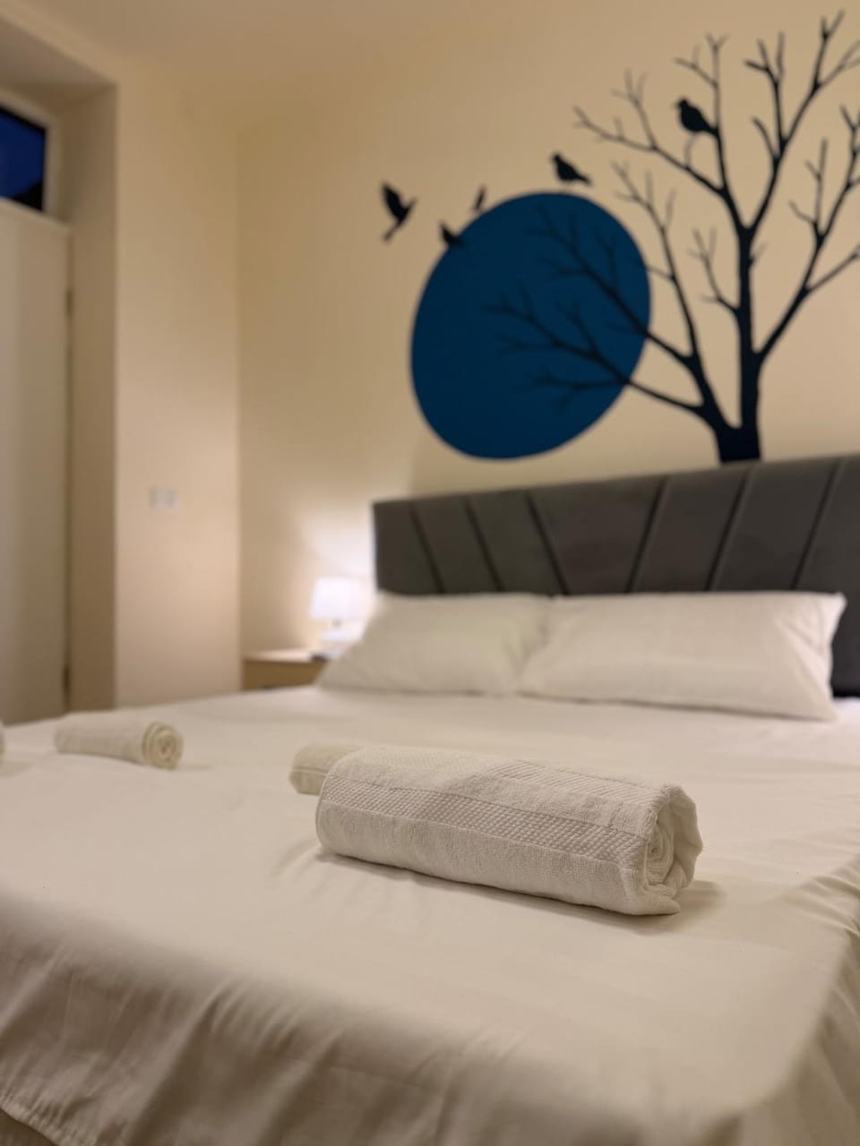Bed, Decorative detail, towels