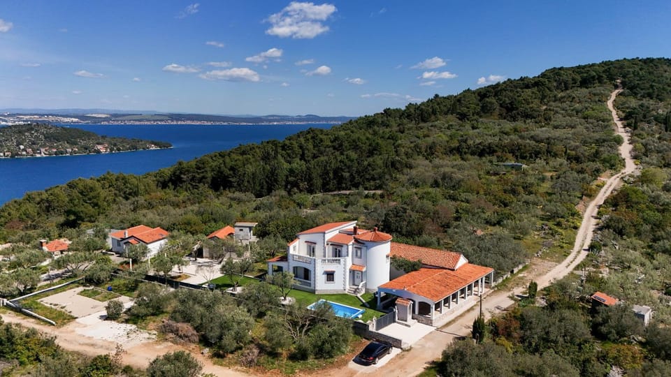 Costa apartment with private pool Apartment in Zadar County
