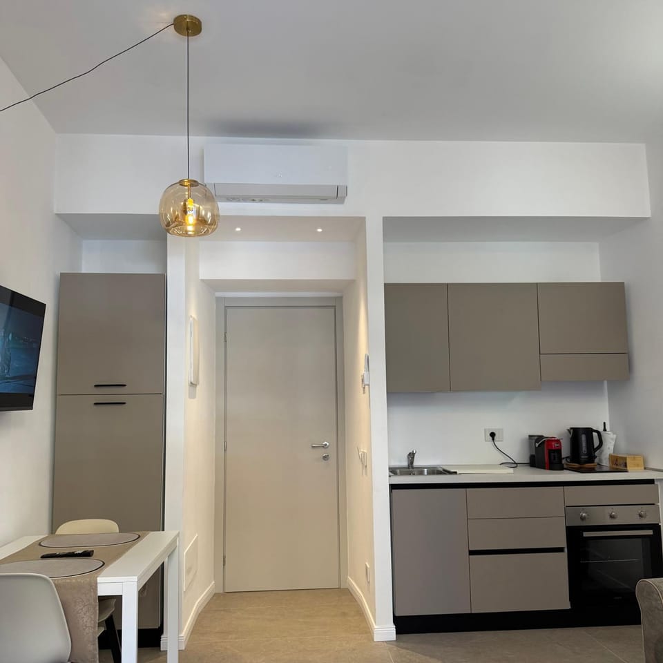Coffee/tea facilities, Dining area, oven, stove