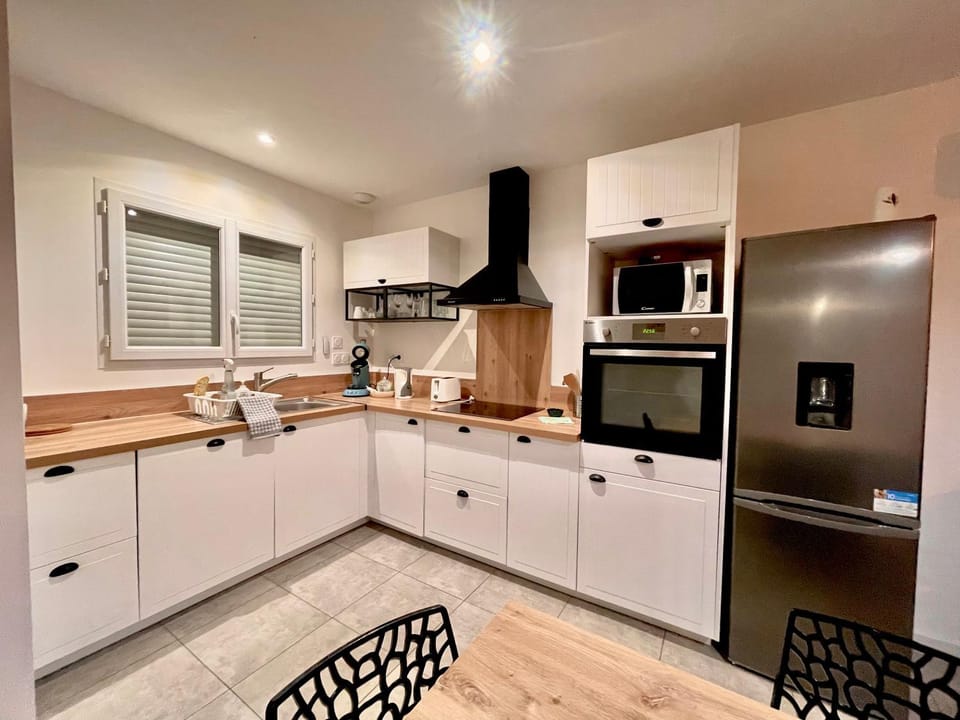 Kitchen or kitchenette, dishwasher, oven, pet friendly, stove, toaster