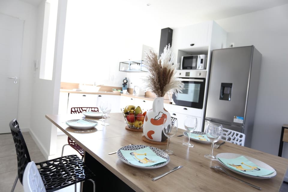 Dining area, oven, pet friendly