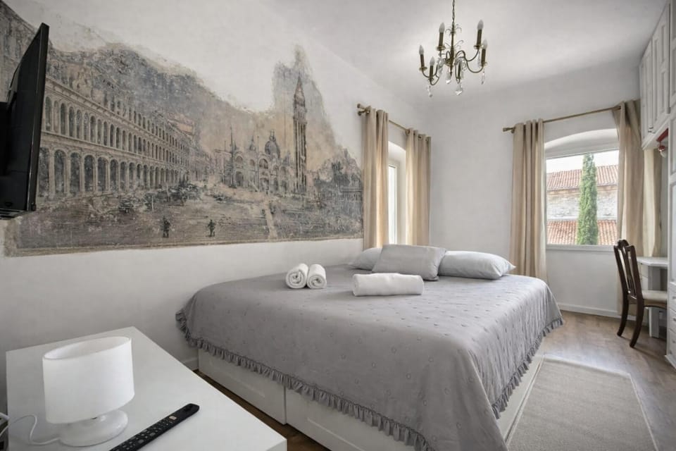 Bed, TV and multimedia, Photo of the whole room, Bedroom
