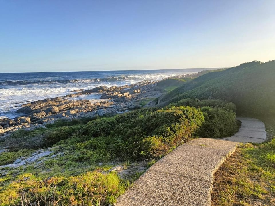 Unique, cozy rondavel 200m from the sea Apartment in Western Cape