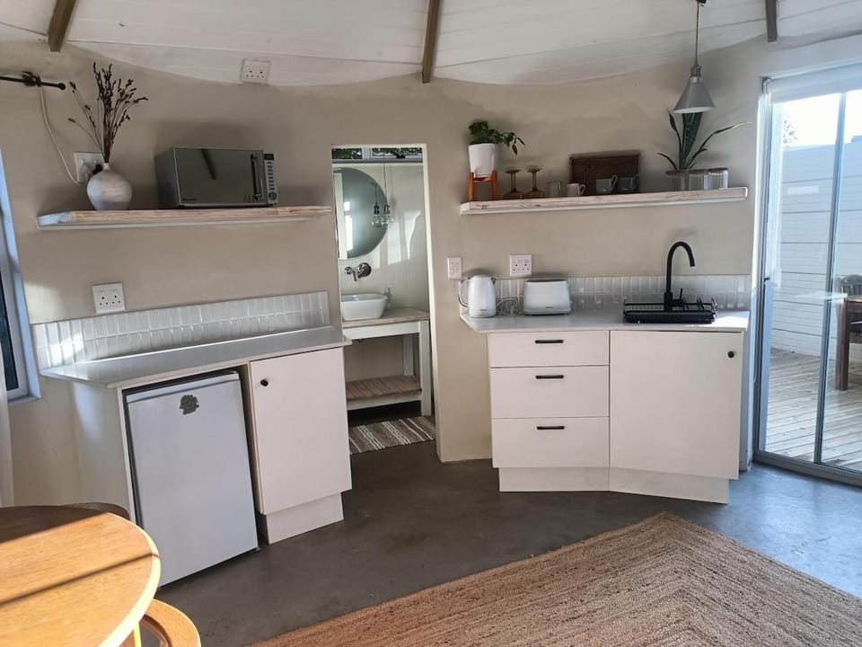 Unique, cozy rondavel 200m from the sea Apartment in Western Cape