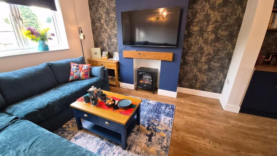 TV and multimedia, Living room, Seating area, Evening entertainment