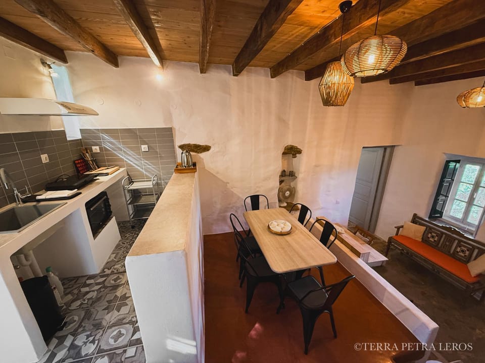 Kitchen or kitchenette, Dining area, oven, stove