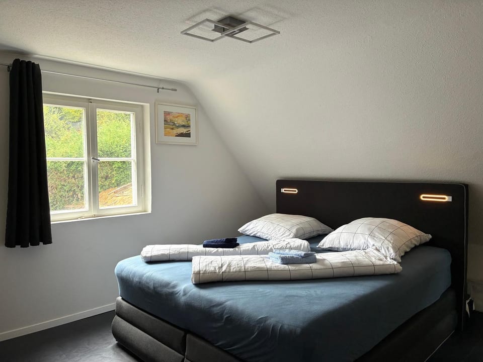 Bed, Photo of the whole room, Bedroom, towels