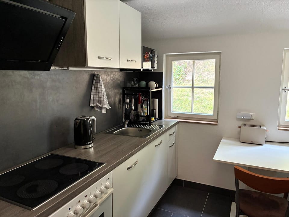 Coffee/tea facilities, Kitchen or kitchenette, oven, stove, toaster, kitchen