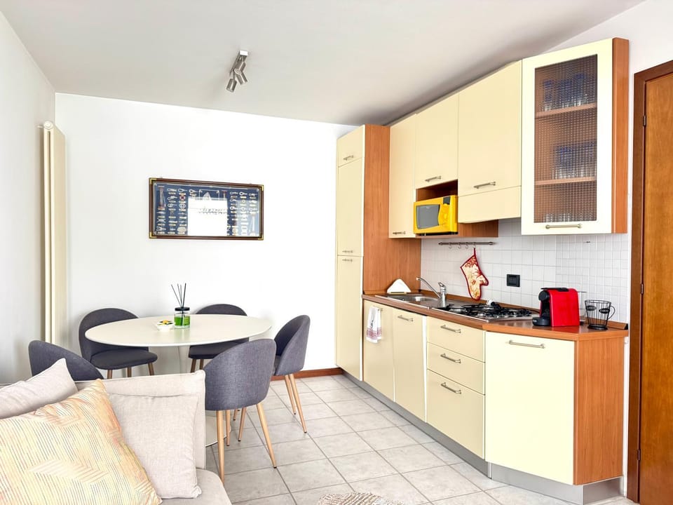 Coffee/tea facilities, Kitchen or kitchenette, Dining area, pet friendly, stove