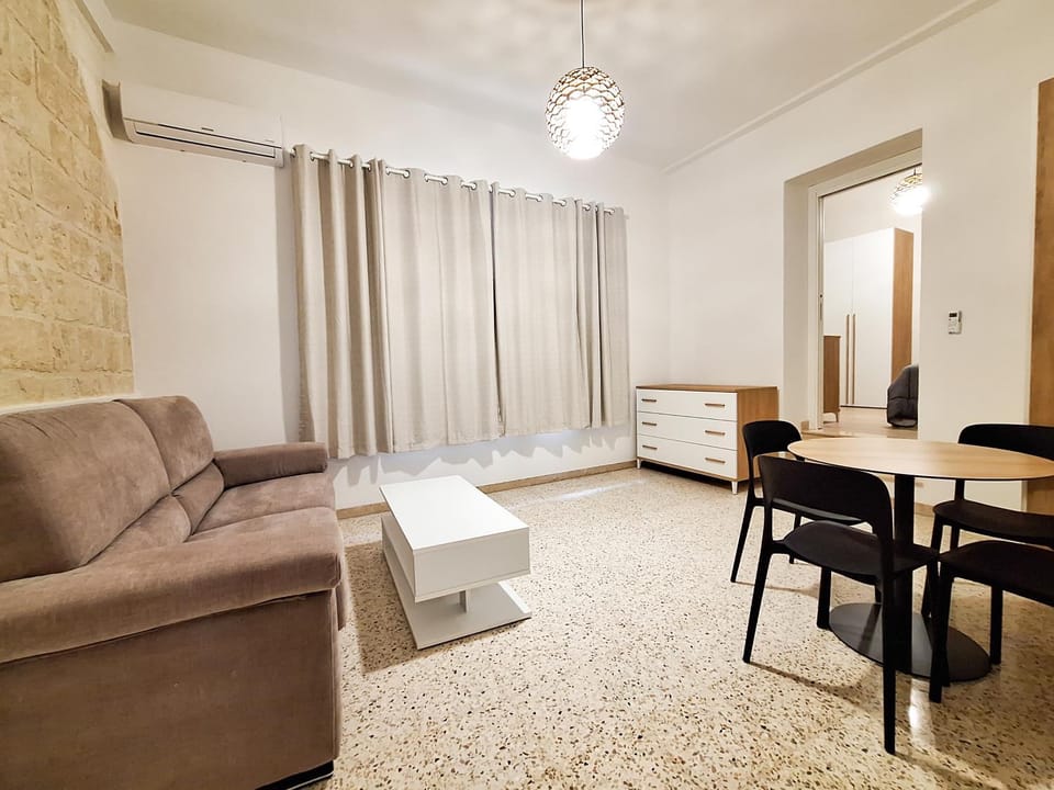 Bed, Living room, Photo of the whole room, Seating area, Bedroom