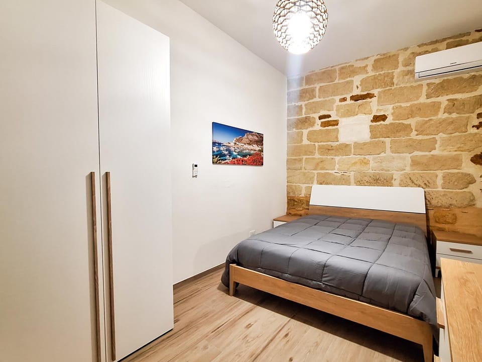 Bed, Photo of the whole room, Bedroom, air conditioner