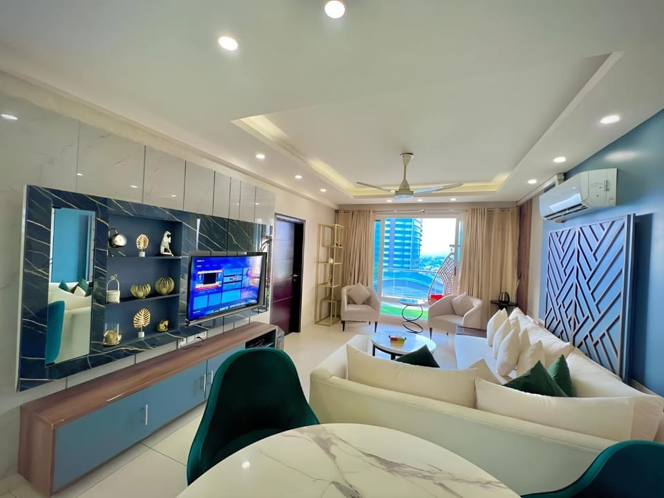 Bed, TV and multimedia, Living room, Photo of the whole room, Seating area, Evening entertainment, Bedroom, air conditioner