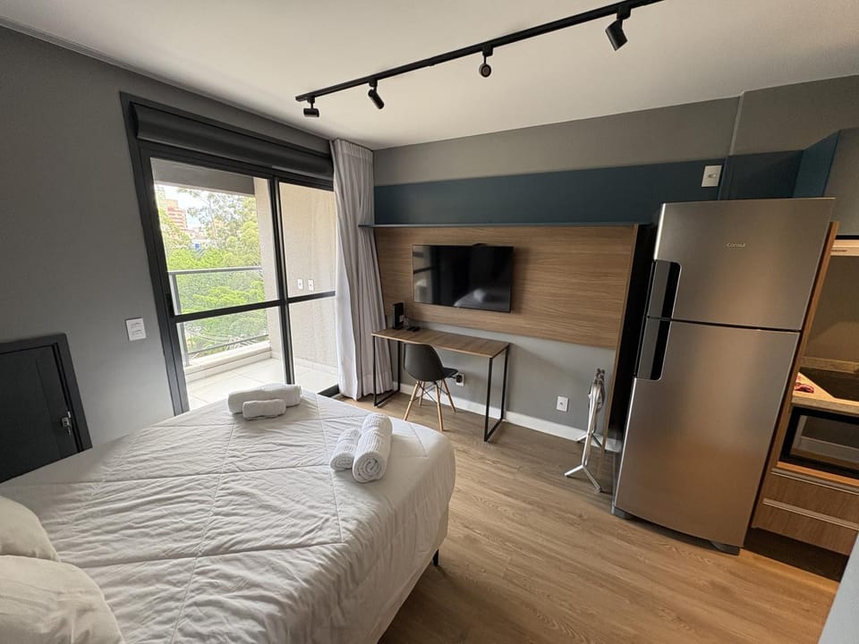 Bed, TV and multimedia, Kitchen or kitchenette, Photo of the whole room, Bedroom, oven