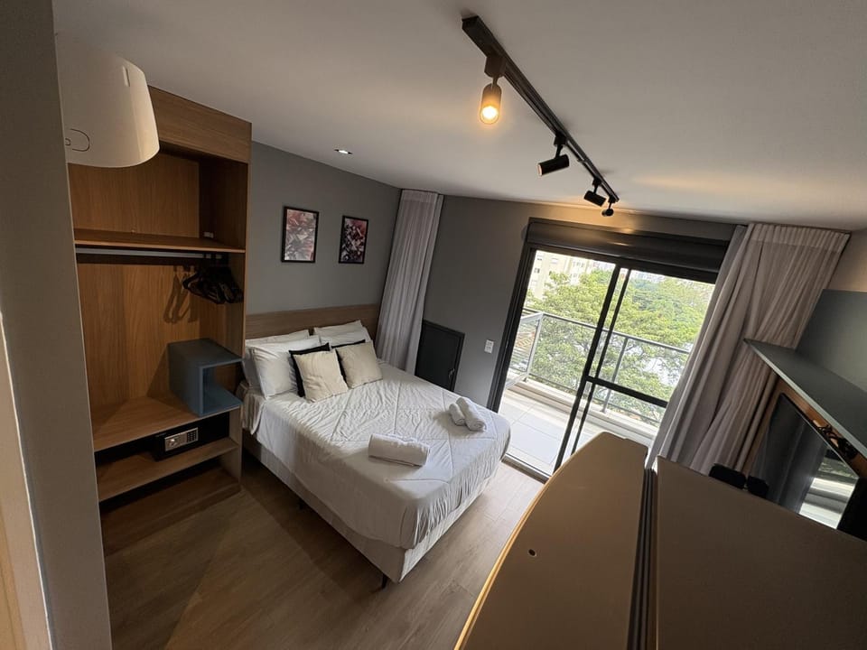 Bed, TV and multimedia, Photo of the whole room, Bedroom, towels
