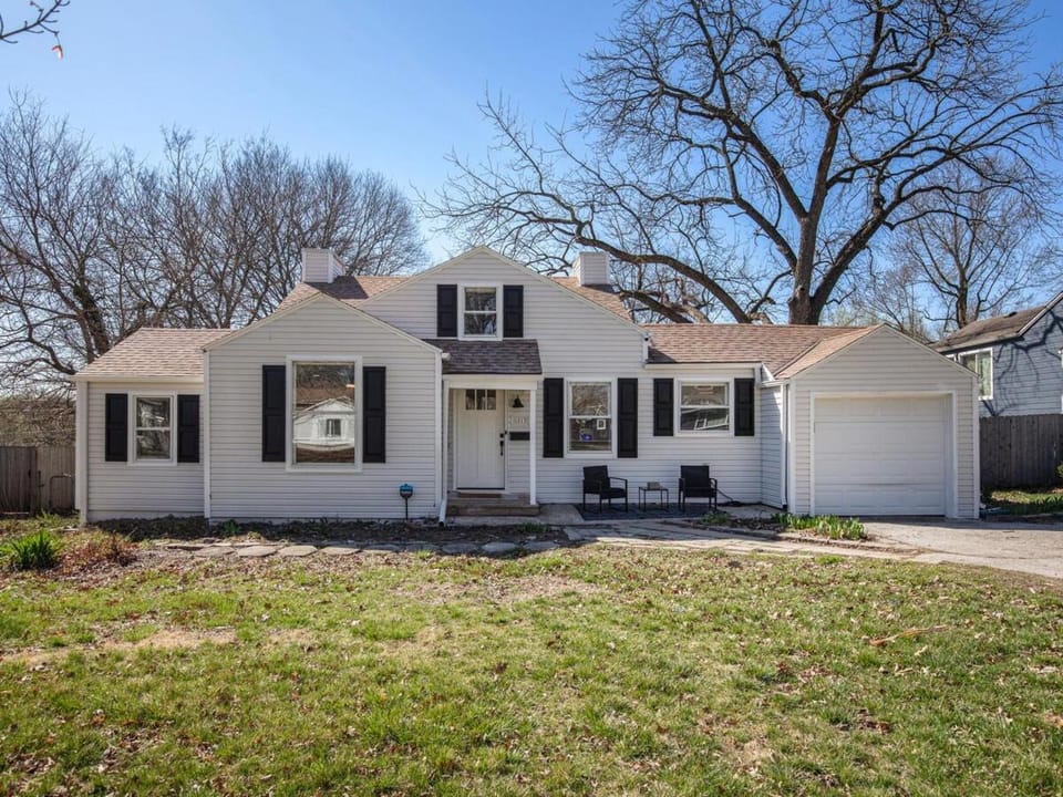 Charming 3BD 2BR Dog Friendly House in Overland Park