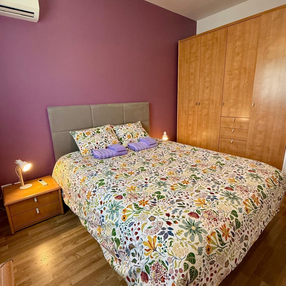 Bed, Bedroom, towels, wardrobe