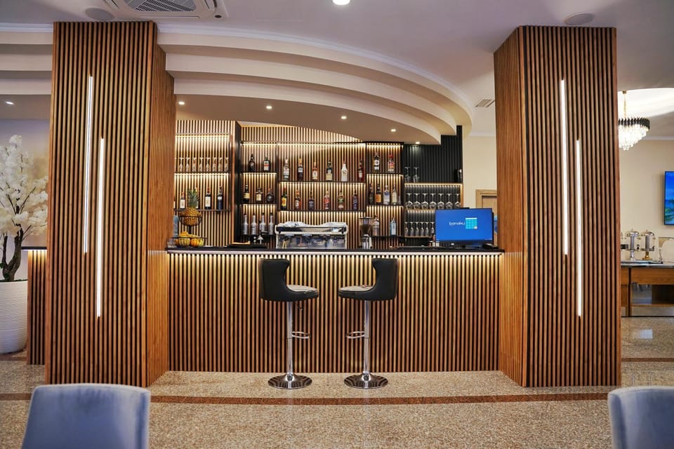 Restaurant/places to eat, Lounge or bar, Food and drinks