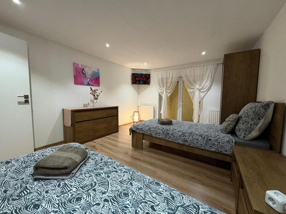Bed, TV and multimedia, Balcony/Terrace, Photo of the whole room, Bedroom, towels, air conditioner