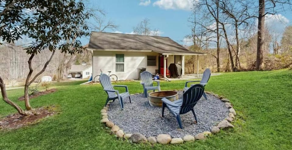 Firefly Cottage House in Laurel Park