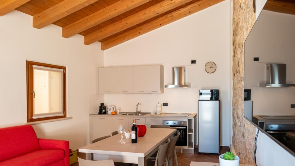 Coffee/tea facilities, Kitchen or kitchenette, Seating area, Dining area, oven, stove