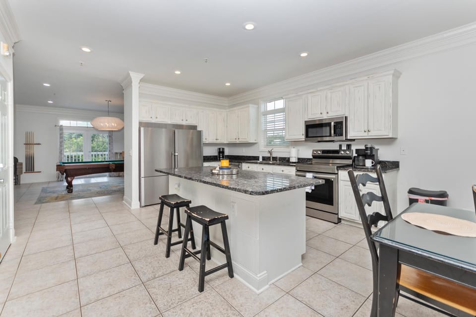 Steps to Beach, Sleeps 24, Pool, Hot Tub, Ocean Views House in North Myrtle Beach