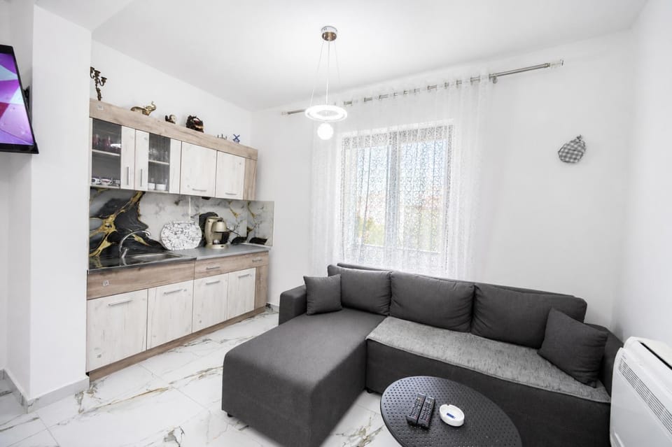 TV and multimedia, Kitchen or kitchenette, Living room, Seating area
