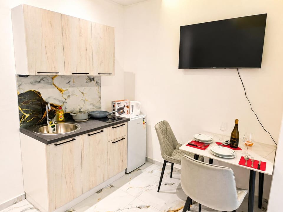 Kitchen or kitchenette, Dining area, oven