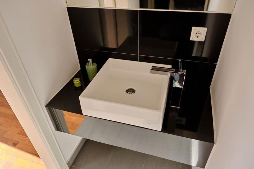 Stilvolle Altbauwohnung nahe Düsseldorf mit Balkon & Parkplatz Apartment in Neuss