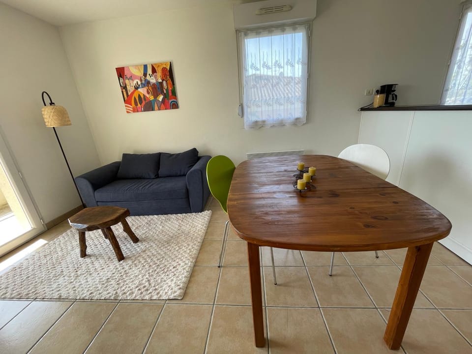 Seating area, Meals