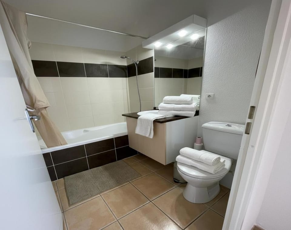 Bathroom, Bath, towels
