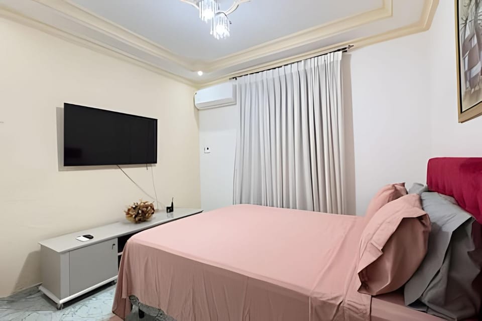 Bed, TV and multimedia, Photo of the whole room, Bedroom, air conditioner