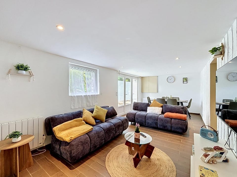 Communal lounge/ TV room, TV and multimedia, Living room, Dining area